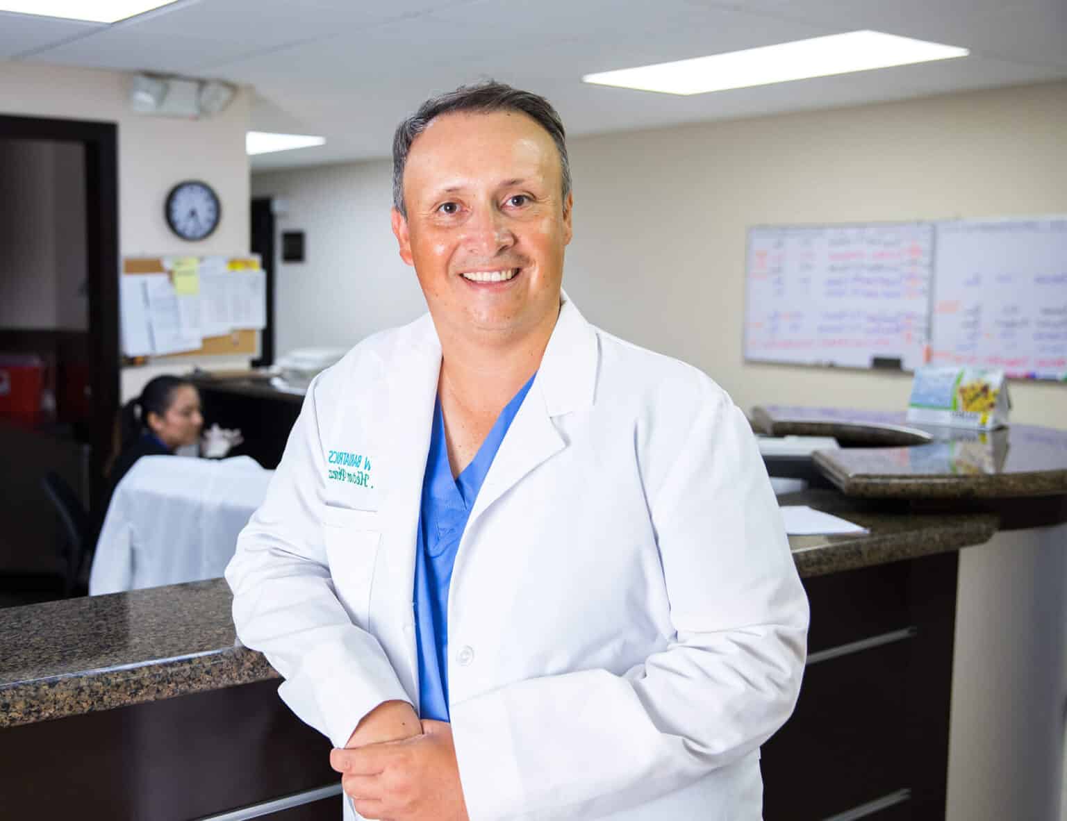 Dr. Héctor Pérez at the Renew Bariatrics clinic